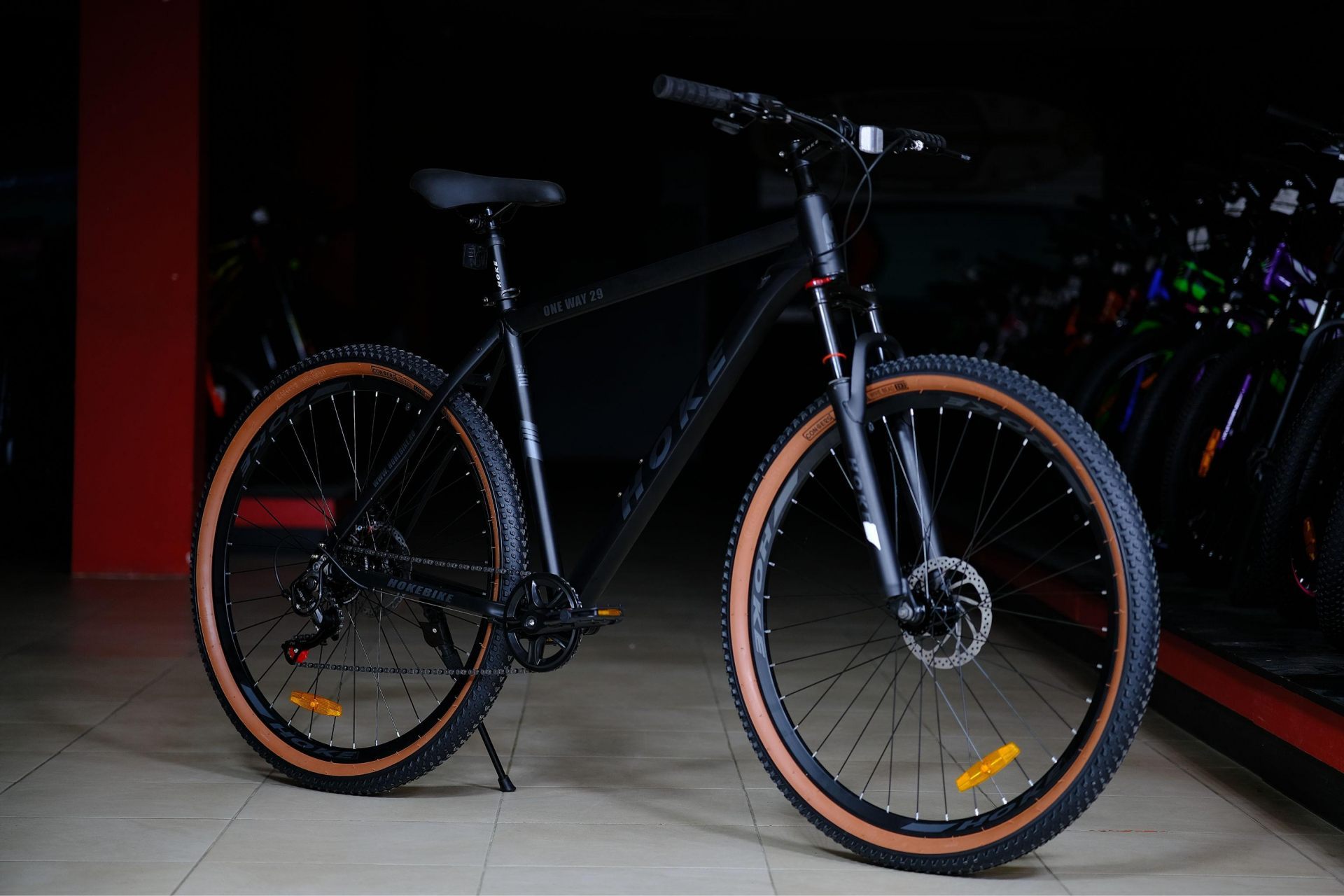 Обод 29 ALLOY двойной усиленный высокий, втулки алюминиевые на промподшипниках
 HOKE ONE WAY 29 матовый чёрный 21